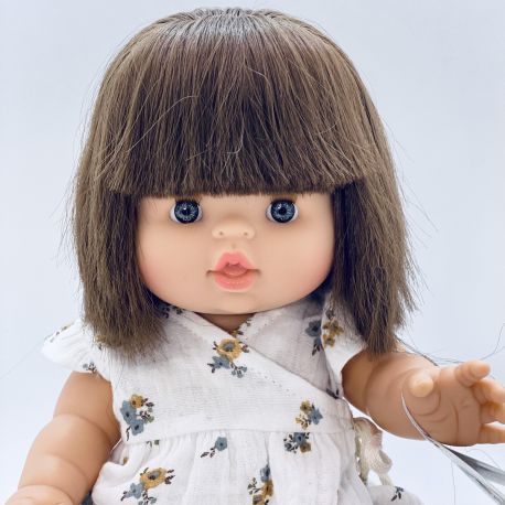 Mørkhåret Chloé dukke i hvidblomstret slå-om kjole & trusser - 34 cm - Minikane