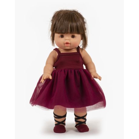 Mørkhåret Chloé dukke i bordeauxrød balletkjole - 34 cm - Minikane