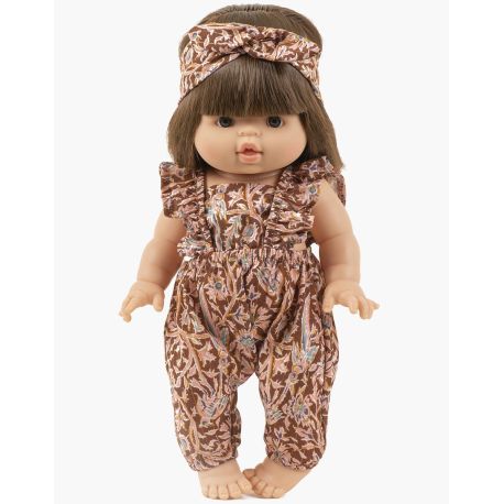 Mørkhåret Jeanne dukke i Assia jumpsuit & hårbånd - 34 cm - Minikane