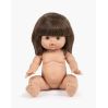 Mørkhåret Jeanne dukke i Assia jumpsuit & hårbånd - 34 cm - Minikane